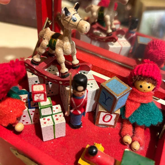Vintage Musical Toy Chest Christmas Music Box - Picture 12 of 12